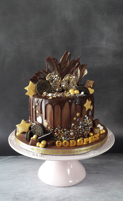 Chocolate Celebration Cake Birthdays, Baileys Cake Decoration, Drip Cake Ideas For Men, Cake With Chocolates On Top, Beautiful Birthday Cakes Chocolate, Choc Cake Decoration Ideas, Birthday Cake Chocolate Decoration Ideas, Chocolate Cake Decorating Ideas Birthday, Pretty Birthday Cakes Chocolate