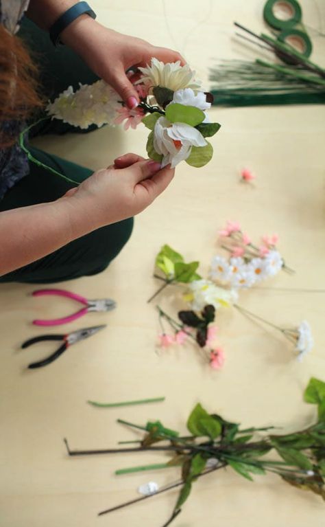 how to make a flower crown (5 of 10) Make A Flower Crown, Silk Flower Crown, Book Costumes, Flowers Crown, Hula Skirt, Diy Flower Crown, Dance Ideas, Christmas Decorations Garland, Floral Crowns