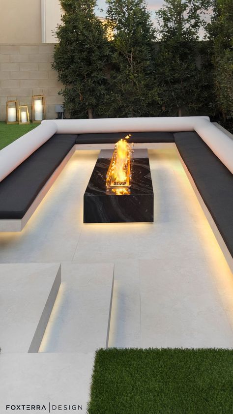 Not every luxury backyard design client wants a pool, so here's how we create a backyard paradise built for entertaining without a pool! Ready to upgrade your outdoor space? Book a design consultation today! sunken fire pit, modern backyard landscape design, water wall, large sunken fire pit seating area, luxury backyard, long and narrow backyard design, modern fire pit seating area, california landscape design, turf backyard ideas Luxury Backyard Design, Sunken Seating Area, Modern Outdoor Seating Area, Sunken Fire Pit, Luxury Fire Pit, Sunken Seating, Turf Backyard, Modern Backyard Design, Sunken Fire Pits