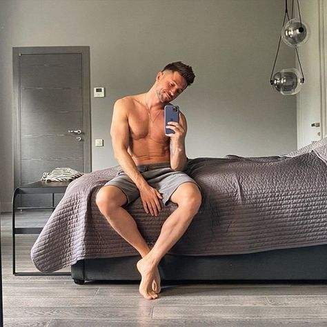 Sergey Lazarev, A Good Man, Mirror Selfie