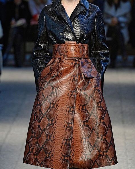 Snakeskin Fashion Week Outfit Ideas, Maxi Frocks, Leather Couture, Fashion Week Outfit, Fashion Corner, Buckles Fashion, Dope Fashion, Frock Design, Leather Outfit