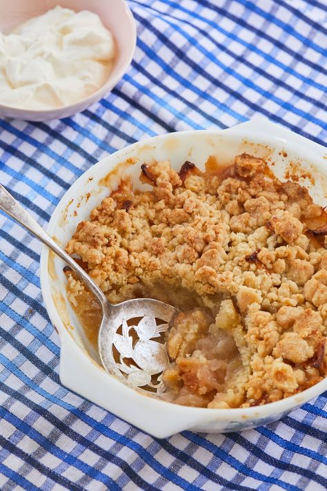 Make this favorite Irish comfort dish - apple crumble - straight from my Mum's kitchen! #applecrumble #irishapplecrumble #applecrumblerecipe #irishrecipe Best Apple Crumble Recipe, Easy Apple Crumble, Pear Crumble, Easy Apple Crisp Recipe, Apple Crumble Recipe, Bigger Bolder Baking, Apple Crisp Easy, Family Desserts, Pie Crumble