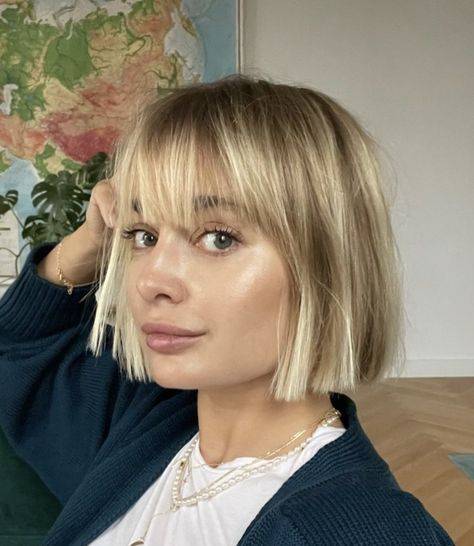 Sharp Short Hair, Straight Blonde Bob With Bangs, Blonde Bob Wispy Bangs, Short Bob Balayage Hair, Hat With Bob Haircut, Short Layered Haircuts With Fringe, Blonde Bob With Bangs Round Face, Fine Hair Bob With Fringe, French Bob Blonde Bangs