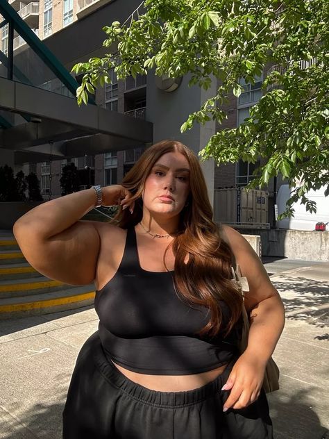 LaurenWambolt en LTK Copper Auburn Hair, Outfits Red Hair, Fat Lady Pictures, Red Hair Styles, Red Hair Ginger, Ootd Plus Size, Minimalistic Chic, Work Out Clothes, Chic Activewear