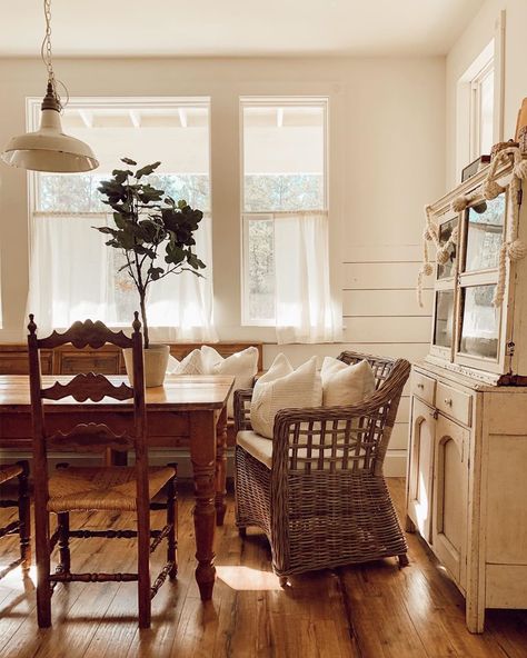 jamie | whitetail farmhouse on Instagram: “Happy Friday! ✨ Sunlight is pouring in today and just warms my soul! I’m also loving the simplicity of winter in here! �💫 I always was and…” Whitetail Farmhouse, Target Magnolia, Target Shopping, Country Home Magazine, Country Dining, White Cottage, Cottage Farmhouse, Hearth And Hand, Summer Girl