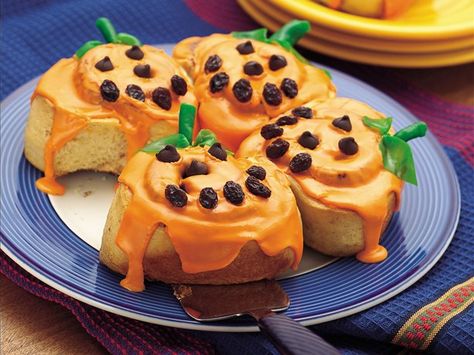 Jack-o'-Lantern Orange Rolls Easy Biscuit Recipe, Halloween Breakfast, Orange Rolls, Breakfast And Brunch, Halloween Goodies, Halloween Snacks, Fun Kids Food, Halloween Recipes, The Grove