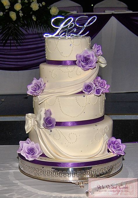 Dark Purple Wedding Cake, Dark Purple Wedding, Purple Wedding Cake, Wedding Cake Pictures, Lilac Roses, Colour Theme, Dark Flowers, Bakery Business, Pretty Cakes