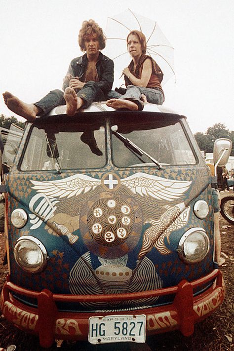 31 Pictures That Show Just How Crazy Woodstock Really Was. Too bad ppl can't get along like that now. Our parents' generation may have been the hippie generation but they got at least one thing right..... Old Vw Bus, Vw Minibus, 1969 Woodstock, Woodstock Photos, Mundo Hippie, Woodstock Music, Woodstock 1969, Woodstock Festival, Combi Volkswagen