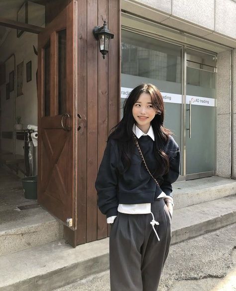 Plaid Skirt And Sweatshirt Outfit, Flannel Shirt With Skirt, Sweatshirt Work Outfit, Korean Minimalist Outfit, Grey Trousers Outfit, Fall Winter Makeup, Aesthetics Makeup, Gray Hoodie Outfit, Korean Aesthetic Outfits