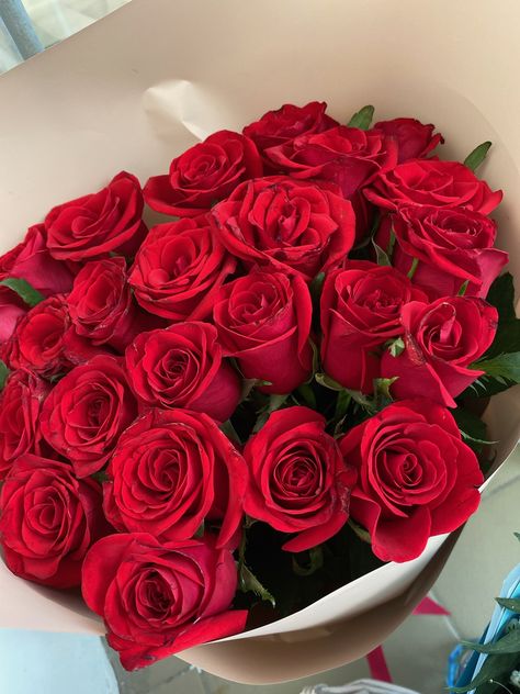 Roses For Her, Basket Flower Arrangements, Dozen Red Roses, Birthday Wishes Flowers, Luxury Flower Bouquets, My Forever Person, Beautiful Flowers Photography, Krishna And Radha, Rose Pictures