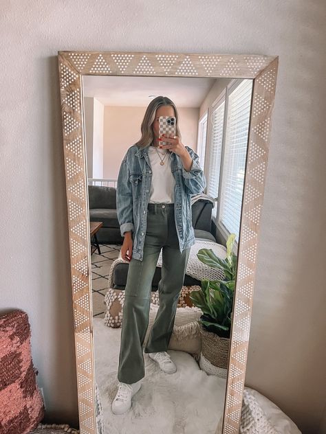 Womens Carpenter Pants Outfit, Teacher Cargo Pants Outfit, Carpenter Pants Women Outfit, Carpenter Pants Outfit Women, Green Carpenter Pants Outfit, Carpenter Jeans Outfit, Womens Carhartt Pants, Cute Cargo Pants Outfits, Carhartt Pants Outfit