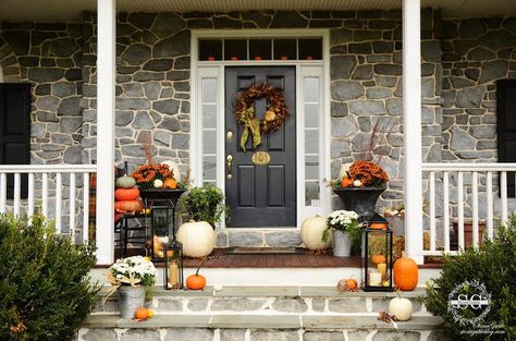 15 Inspired Ways to Style Your Porch This Fall  - HouseBeautiful.com Simple Fall Porch Decor, Porch Table, Pinterest Room, Decor Eclectic, Autumn Decoration, Front Steps, Modern Fall, Fall Front Porch, Fall Decorations Porch