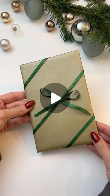 Creative Way To Wrap Gifts, How To Wrap Christmas Presents, Ribbon Ideas For Presents, Gift Wrapping With Ribbon, Xmas Wrapping Ideas, Ribbon On Presents, Christmas Present Bow, Bows For Gifts, Bow Gift Wrap