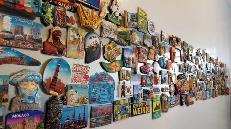 Souvenir Magnet Display Board, Travel Wall Display Ideas, Display Magnets Collection, Display Travel Magnets, How To Display Travel Magnets, Magnet Decoration Ideas, Magnet Collection Display Ideas, Ways To Display Magnets, Magnet Board For Travel Magnets