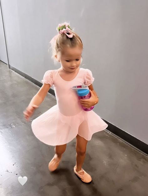 Ballet Mom, Toddler Girl Ballet, Toddler Ballet, Skirt Dance, Baby Ballet, Ballet Leotards, Ballerina Outfit, Dream Kids, Girls Ballet