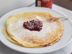 Norwegian Pancakes, Easy Weekend Breakfast, Basic Crepe Recipe, Basic Pancakes, Swedish Pancakes, Norwegian Food, French Dishes, Crepe Recipes, Breakfast Pancakes