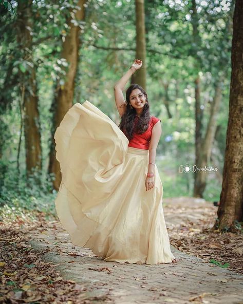 Onam Dress Ideas For Teens, Onam Photoshoot Ideas, Onam Dress Ideas, Lehenga Shoot, Onam Photoshoot, Silk Top Designs, Onam Dress, Frock Photos, Onam Outfits