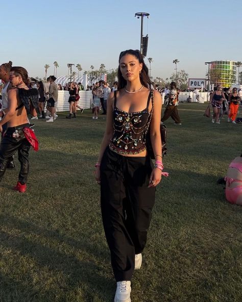 Wireless Festival Outfits, Coachella Ootd, Look Lollapalooza, Cochella Outfits Ideas, Hard Summer Festival Outfit, Casual Rave Outfits, Neon Rave Outfits, Hard Summer Festival, Beach Festival Outfit