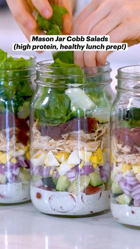 These protein packed mason jar cobb salads are great to work into your healthy lunch meal prep routine. Healthy salad recipes. High protein meals. Healthy lunch ideas. #HealthyFoodRecipes Easy Healthy Lunch Meal Prep, Salad Recipes High Protein, Healthy Lunch Prep, Lunch Meal Prep Ideas, Mason Jar Meal Prep, Mason Jar Lunch, Salads Healthy, Salad Jar Recipe, Mason Jar Salad Recipes