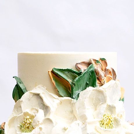 Miri Nadler on Instagram: "Magnolias are such a statement flower, don't you think? The best thing about buttercream magnolias is that they last much longer! . . . #buttercreamflowers #buttercreamlove #buttercreammagnolias #floralcakes #southernweddings #southernweddingcake #weddingcakes #ncweddings #cltweddings #cakestagram #designercakes #luxurycakes" Southern Wedding Cakes, Chicken Feathers, Swiss Meringue Buttercream, Buttercream Flowers, Painted Cakes, Southern Weddings, Magnolia Flower, Palette Knife, Celebration Cakes