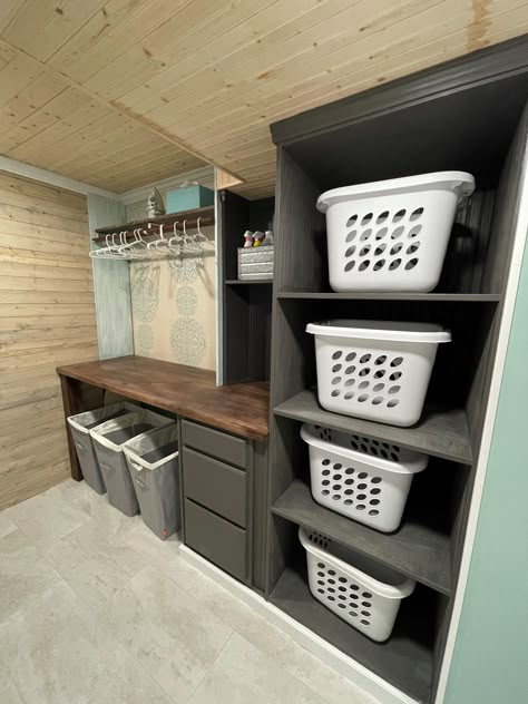 Rustic Laundry Room Ideas Storage, Laundry Basket Shelves Diy, Farmhouse Laundry Room Entry Way, Laundry Storage Hacks, Folded Laundry Organization, Laundry Room Hamper Organization, Small Laundry Room Ideas Storage, Utility Room Laundry Basket Storage, Laundry Room Cubbies Storage