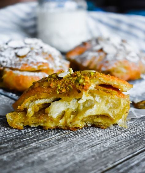 Pistachio Paste Recipe, Pistachio Croissant, Biscuit Cinnamon Rolls, Almond Croissants, Marzipan Recipe, Croissant Recipe, Homemade Recipes Dessert, Almond Croissant, Second Breakfast