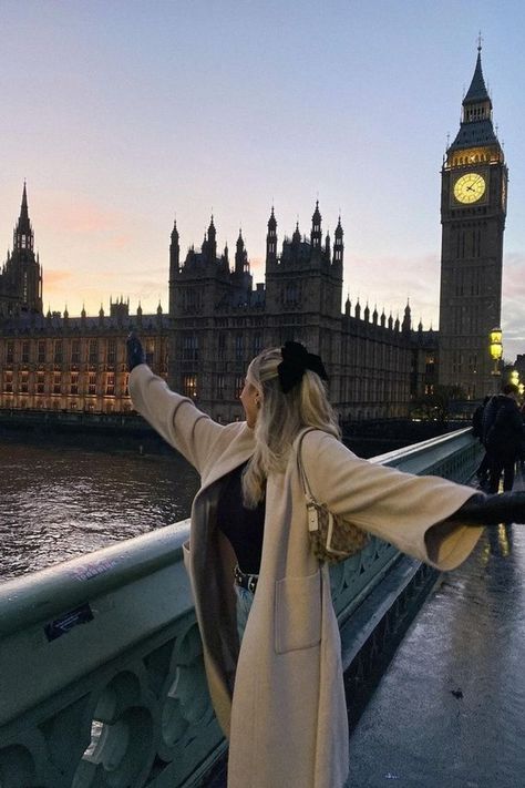 If you're wondering what to pack for London - layering is key 🔑 🐻 This trench was EVERYTHING, so I paired it with basics and this sweet hair bow. I'm always putting together cute outfits, casual outfits, and everyday outfits. if you want to shop my looks or dress like me, tap to explore my LTK! Night Street Style, London Summer Outfit, London Winter Outfits, London Outfit Ideas, London Photo Ideas, Vintage Old Money, Outfit London, London Outfits, Photoshoot London