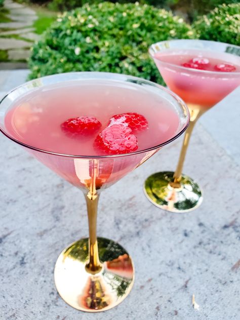 Drinks Using Raspberry Vodka, Raspberry Vodka Drinks, Vodka Infusions, Cosmopolitan Drink Recipe, Cosmopolitan Cocktails, Cosmopolitan Drink, Dip Party, Bartender Recipes, Cosmopolitan Recipe