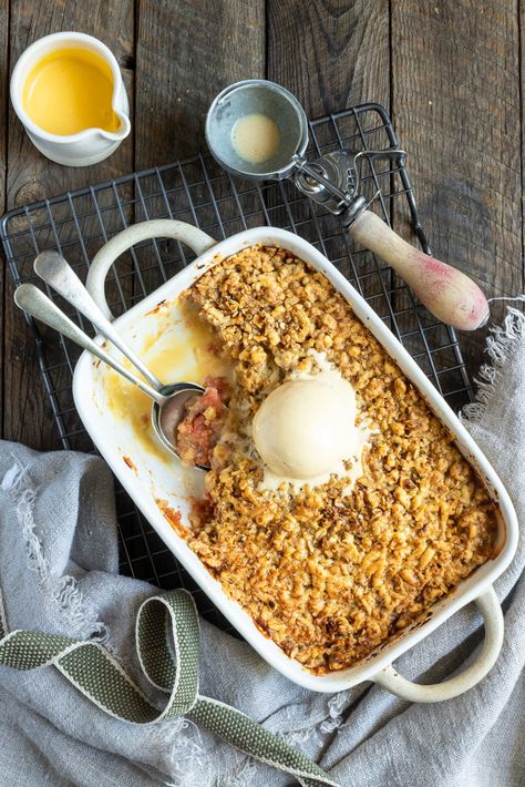 Guava and Quince Crumble with Salted Caramel and Vanilla Bean Ice Cream via @crushonlinemag Brown Betty Recipe, Desserts Potluck, Pear Crumble Recipe, Apple Brown Betty, Pear Crumble, Peach Crumble, Rhubarb Crumble, Potluck Desserts, Brown Betty