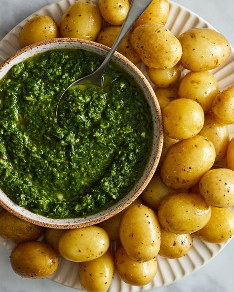 potatoes with mojo verde on it Spanish Sauce Recipe, Mojo Verde, Mojo Sauce, Green Sauce Recipe, Winter Pasta, Cauliflower Couscous, Parsley Recipes, Vegan Alcohol, Verde Sauce