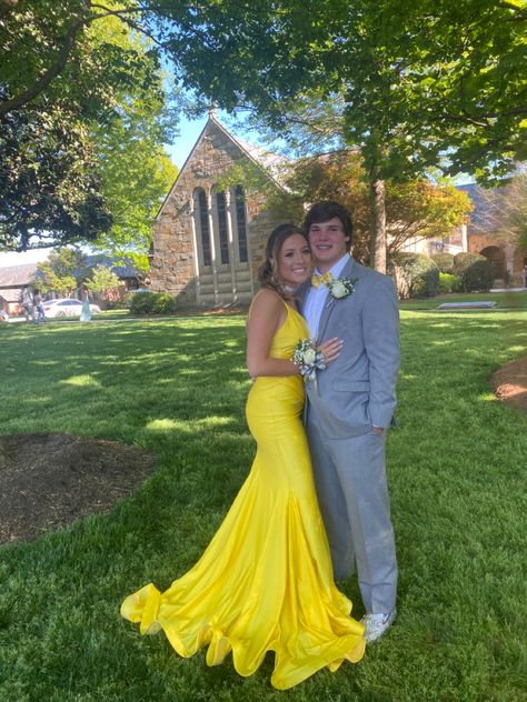 Yellow Prom Dress Couple Outfit, Flowers For Yellow Prom Dress, Black And Yellow Prom Couple, Yellow Prom Dress With Date, Yellow Hoco Couple, Yellow Prom Couple, Yellow Prom Dress Couple, Bright Yellow Prom Dress, Green Prom Couple