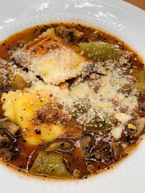 Rustic Ravioli Soup Beef Broth Soup Recipes, Ravioli Recipes, Chicken Ravioli, Ravioli Soup, Soup Italian, Green Beans Soup, Italian Green Beans, Chili Casserole, Hot Wing Sauces