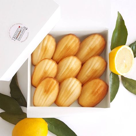 Madeleine Cake, Holiday Cookie Gift, Madeline Cookies, Madeleine Recipe, French Cookies, Baking Packaging, Cookie Gift Box, French Cake, Dessert Packaging