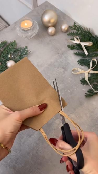 Little Holiday Gifts, Brown Christmas Decorations Ideas, Christmas Bag Wrapping Ideas, Brown Bag Christmas Wrapping, How To Gift Wrap Chocolates, Brown Paper Bag Christmas Gift Bags, Wrapped Presents Decorations, Brown Bag Gift Bags, Present Bags Ideas