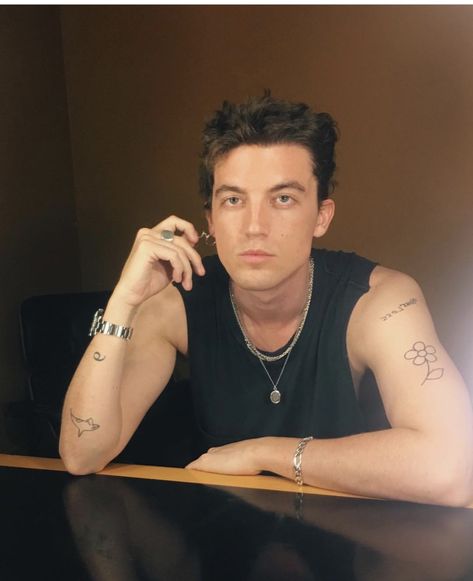 Paul Klein💜 Paul Jason Klein Tattoos, Paul Klein Tattoos, Lany Band Wallpaper, Lany Band, Paul Jason Klein, One Line Tattoo, Handpoke Tattoo, Heart Emoji, Aesthetic Tattoo