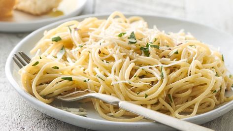 This simple pasta recipe tastes anything but basic when tossed with roasted garlic. Top with Parmesan and fresh herbs, and you’ve got dinner that the whole family will enjoy together. Roasted Garlic Spaghetti, Roasted Garlic Pasta, Oven Roasted Garlic, Lemon Garlic Pasta, Garlic Spaghetti, Cheap Meal, Breakfast Low Carb, Parmesan Pasta, Copycat Restaurant Recipes