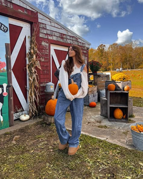 England Fall Outfits, New England Fall Outfits, Montana Fits, Fall Photo Dump, Pumpkin Patch Poses, Pumpkin Patch Aesthetic, Bella Lombardi, Fall Autumn Outfits, Pumpkin Patch Photoshoot