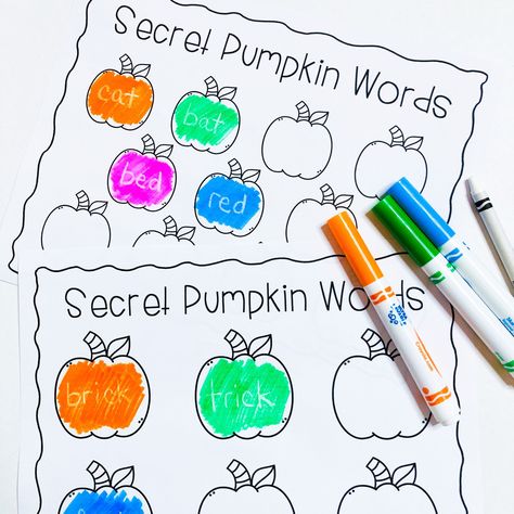 Fun and festive spelling or vocabulary practice! Students can write a word in each pumpkin with a white crayon, then use a marker or watercolors to color in the pumpkins and reveal the secret words! Pumpkin Sight Words, Fall Word Work First Grade, Fall Spelling Activities, Pumpkin Writing First Grade, Pumpkin Writing Kindergarten, Pumpkin Writing, Reading Anchor Chart, Homeschool Spelling, Spelling Practice Activities