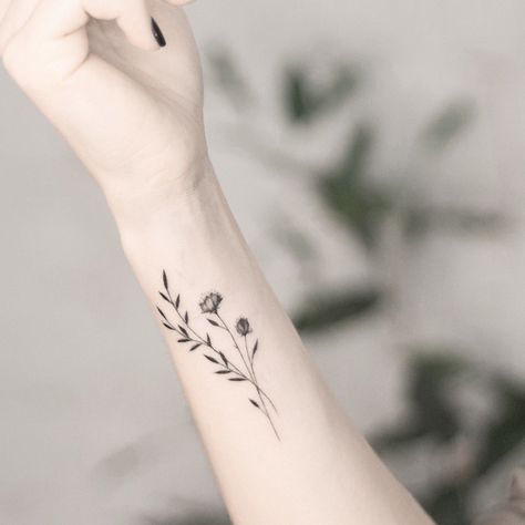 Tattoo цветы на предлечьях - tattoo's photo In the style Blackwork, Flowe (192253) #wristtattoos #tattooideas Cool Finger Tattoos, Simple Arm Tattoos, Tattoo On Forearm, Cool Wrist Tattoos, Flower Wrist Tattoos, Anklet Tattoos, Wrist Tattoos For Guys, Petite Tattoos, Forearm Tattoo Women