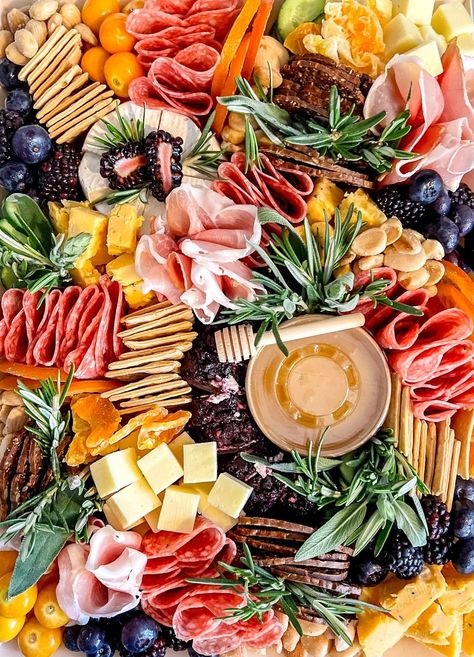 Pastel Charcuterie Board, Pretty Food Ideas, Wedding Cocktail Hour Food, Graze Board, Cheese And Charcuterie Board, Food Finger, Cocktail Hour Food, Wedding Cocktail Hour, Platter Board