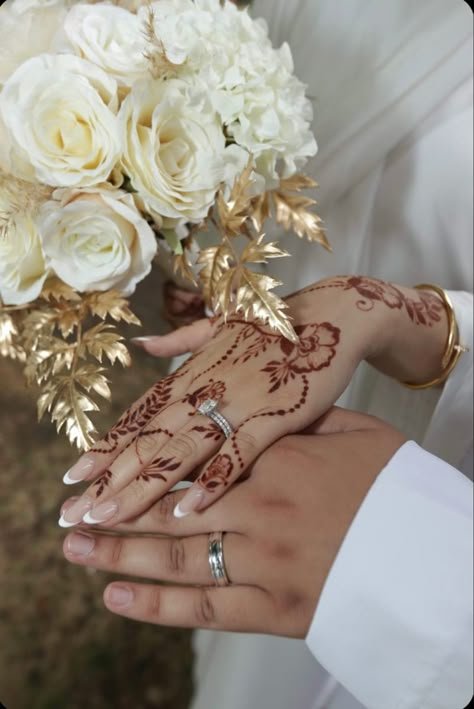 Simple Nikkah Mehndi, Nikkah Decor Simple, Nikkah Henna Designs, Bridal Henna Floral, Nikkah Mehndi Designs, Henna Wedding Designs, Henna Wedding Simple, Simple Nikkah Decor, Simple Nikkah Outfit