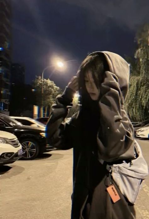 Girl With Hoodie Aesthetic Night, Ulzzang Tomboy, Girl Emo, Korean Photo, Girl's Swag, Mysterious Girl, Aesthetic Couple, 사진 촬영 포즈, Uzzlang Girl