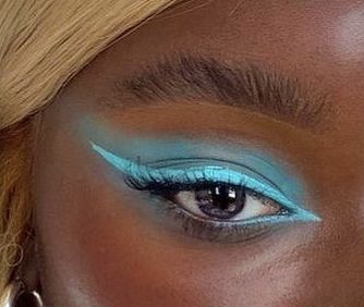 Aqua Eyeliner Looks, Blue Teal Makeup, Turquoise Eyeliner Makeup, Aqua Eyeliner, Teal Eyeshadow Looks, Aqua Makeup Look, Eyeliner Azul, Chicago Fits, Teal Eyeliner