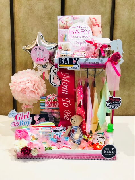 Mom To Be Hamper Gift Ideas, Baby Shower Hamper Gift Basket Ideas, Baby Shower Hamper Ideas, Mom To Be Hamper, Holi Hampers, Hamper Packaging, Baby Shower Wall Decor, Hampers Baby, Baby Gift Packs