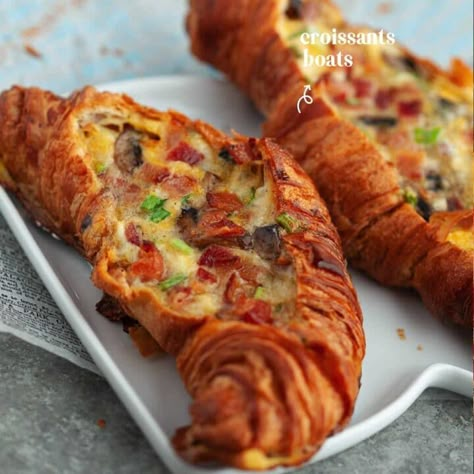 Croissants Ideas, Baby Brunch Ideas, Breakfast Boat, Breakfast Boats, Crossiant Recipes, Breakfast Hacks, Croissant Recipes, Croissant Sandwiches, Croissant Roll