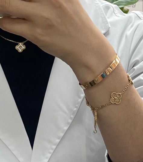 Van Cleef Bracelet Aesthetic, Loha Bandhano, Van Cleef Gold Bracelet, Van Clef Bracelet Gold, Van Cleef And Cartier Bracelet Stack, Van Cleef Stacking, Van Cleef Arpels Aesthetic, Van Cleef Alhambra Bracelet, Van Cleef Necklace Layering