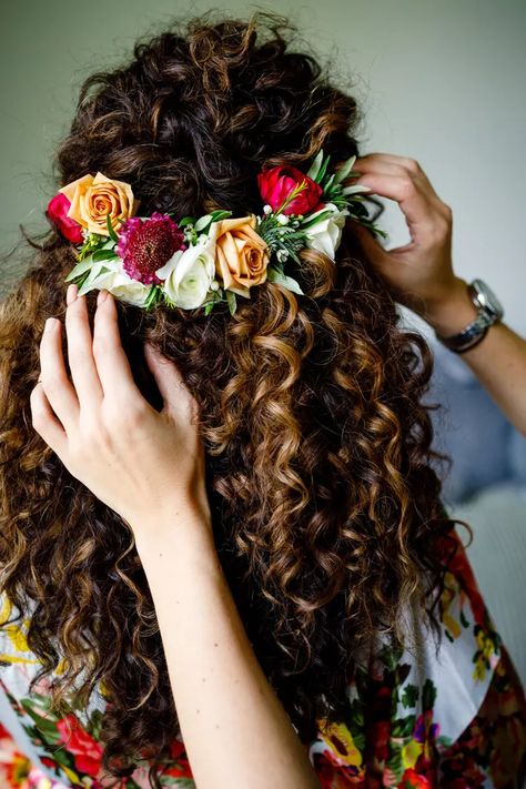 Type Hairstyles, Curly Bridal Hair, Curly Wedding Hair, Flowers In Her Hair, Boho Wedding Hair, Wedding Hair Down, Hair Medium, Wedding Headband, Wedding Hair And Makeup