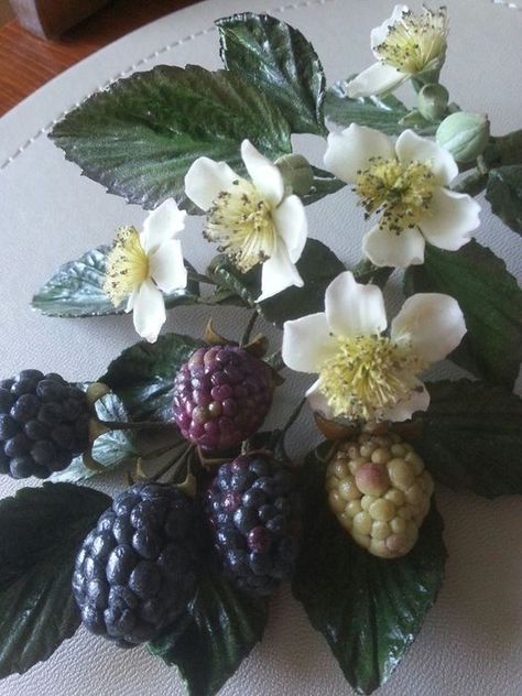 Arrangement of blackberries and flowers made from sugar. - by La lavande Cake Boutique @ CakesDecor.com - cake decorating website Blackberry Flower, Sugar Paste Flowers, Polymer Flowers, Cold Porcelain Flowers, Flowers Tutorial, Gum Paste Flowers, Fondant Flowers, Buttercream Flowers, Sugar Craft