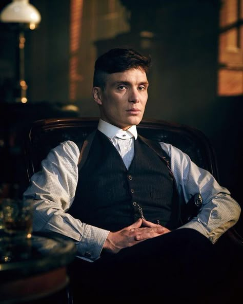 Peaky Blinders Costume, Peaky Blinders Theme, Tomas Shelby, Y2k Aesthetic Wallpaper, Peaky Blinders Characters, Peaky Blinders Wallpaper, Peaky Blinders Thomas, Black Hd Wallpaper, Fb Profile Photo