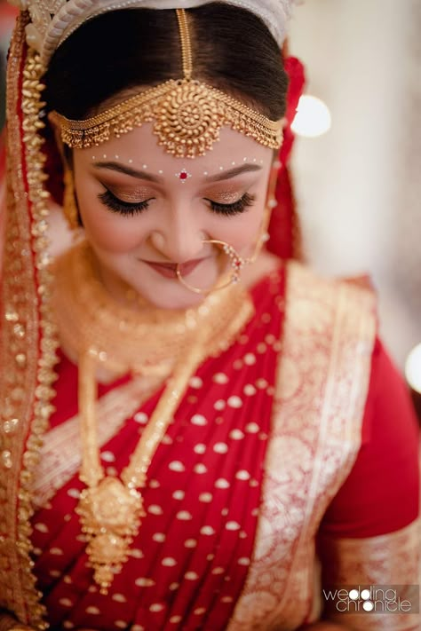 Bengali Bindi Design, Simple Kolka Design For Bride, Simple Bengali Bridal Look, Bengali Bindi, Bride Eye Makeup, Kolkata Wedding, Wedding Wishlist, Bengali Bridal Makeup, Aesthetic Selfie